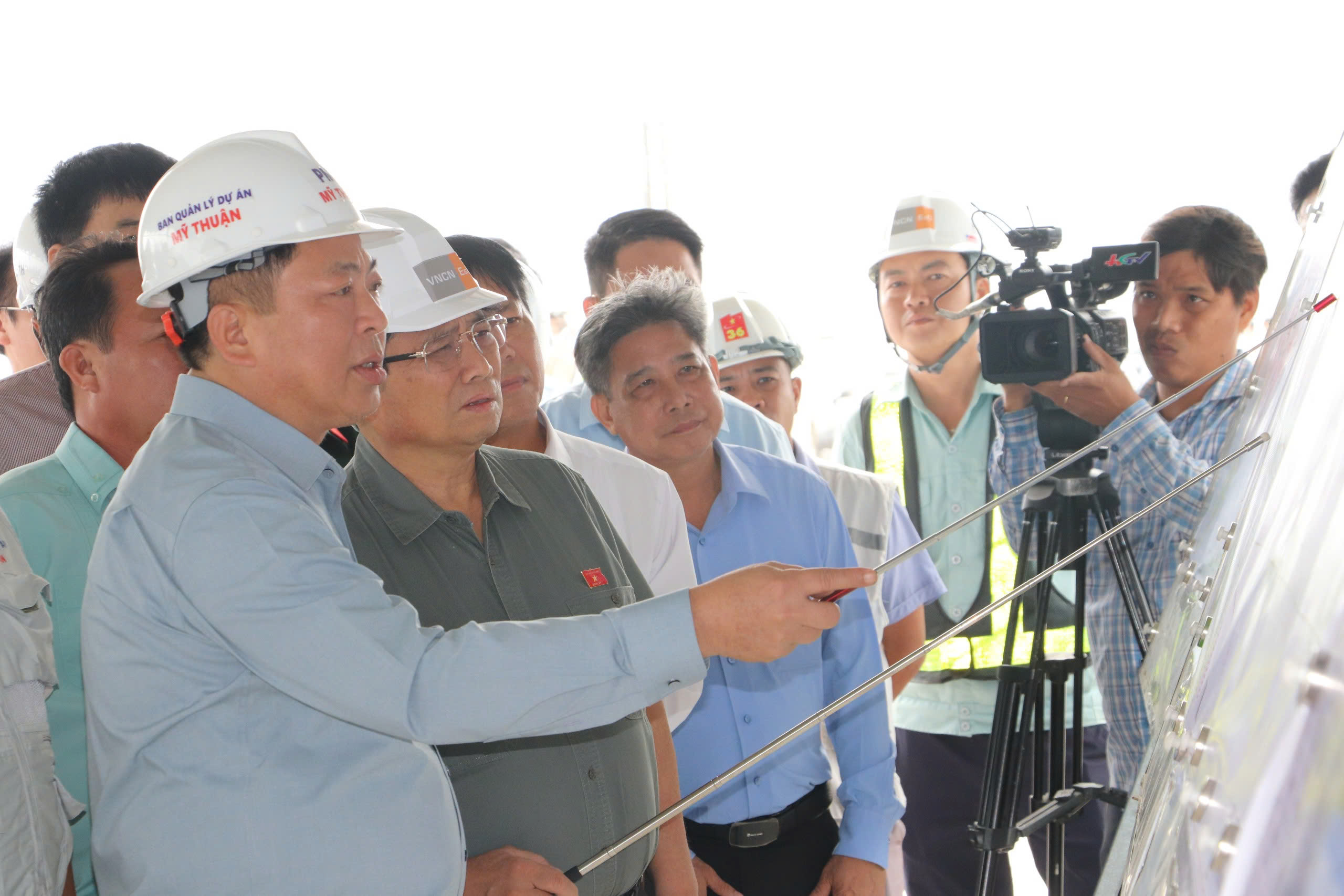 Thủ tướng: Không để công nhân, nhà thầu cô đơn trên công trường giao thông- Ảnh 4. Thủ tướng: Không để công nhân, nhà thầu cô đơn trên công trường giao thông- Ảnh 4.
