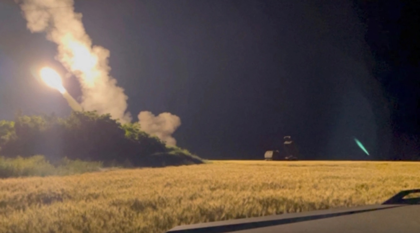 Chiến sự Ukraine ngày 1.026: Tình báo Ukraine dùng HIMARS tấn công tàu lửa Nga?- Ảnh 2. Chiến sự Ukraine ngày 1.026: Tình báo Ukraine dùng HIMARS tấn công tàu lửa Nga?- Ảnh 2.
