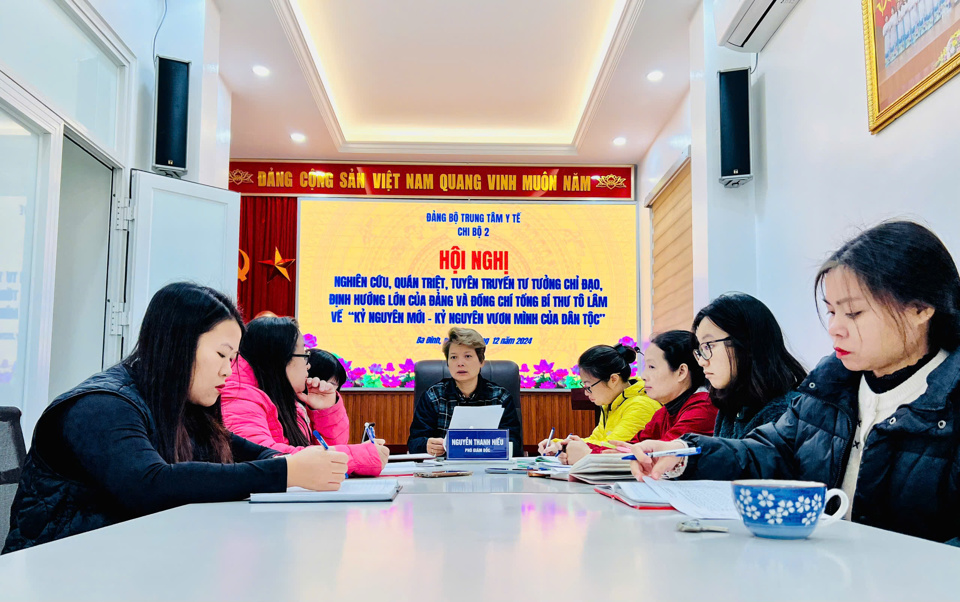 Chi bộ 2, Đảng bộ Trung tâm y tế quận Ba Đình thực hiện sinh hoạt chuyên đề về “Nghiên cứu, quán triệt, tuyên truyền tư tưởng chỉ đạo, định hướng lớn của Đảng và đồng chí Tổng Bí thư Tô Lâm về kỷ nguyên mới - kỷ nguyên vươn mình của dân tộc”.