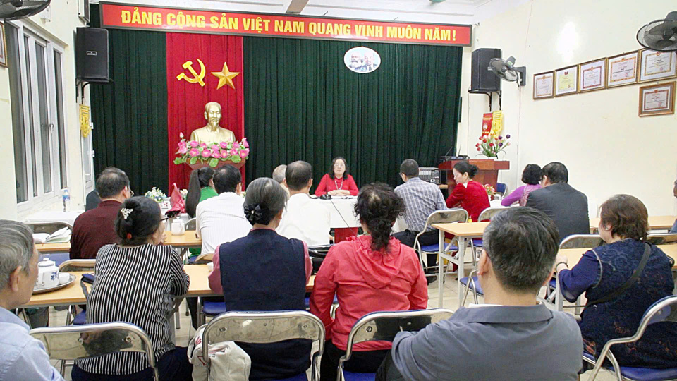 Chi bộ 7 (Đảng bộ phường Phương Liên, quận Đống Đa) thực hiện sinh hoạt chuyên đề về “Nghiên cứu, quán triệt, tuyên truyền tư tưởng chỉ đạo, định hướng lớn của Đảng và đồng chí Tổng Bí thư Tô Lâm về kỷ nguyên mới - kỷ nguyên vươn mình của dân tộc”.