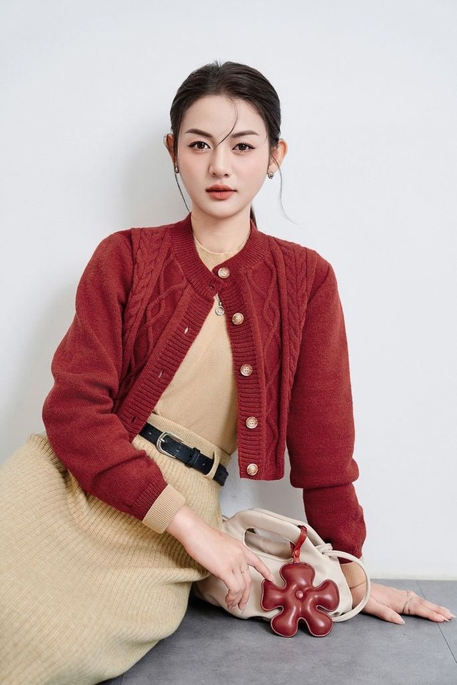 Món đồ ‘chân ái’ mỗi mùa đông qua xuân đến vẫn là áo cardigan- Ảnh 2. Món đồ ‘chân ái’ mỗi mùa đông qua xuân đến vẫn là áo cardigan- Ảnh 2.