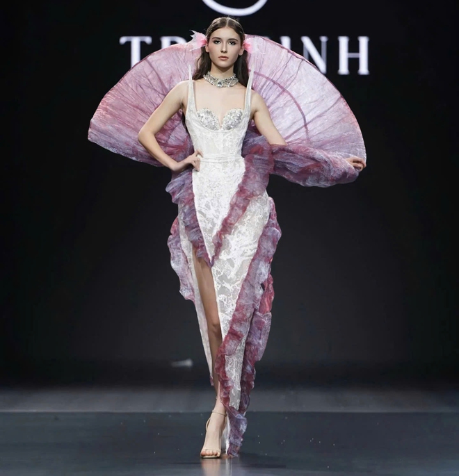 NTK Trà Linh tái chế nhựa thành váy cưới cao cấp, trình diễn tại Trung Quốc- Ảnh 7. NTK Trà Linh tái chế nhựa thành váy cưới cao cấp, trình diễn tại Trung Quốc- Ảnh 7.