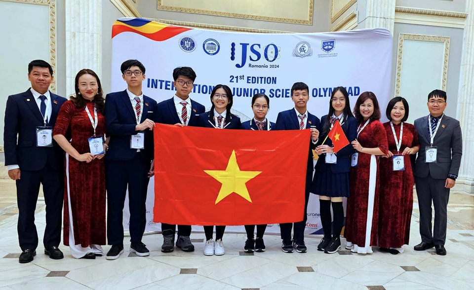 6 học sinh đoàn Việt Nam tham dự IJSO 2024 tại Cộng hòa Rumani cùng các giáo viên lãnh đội.