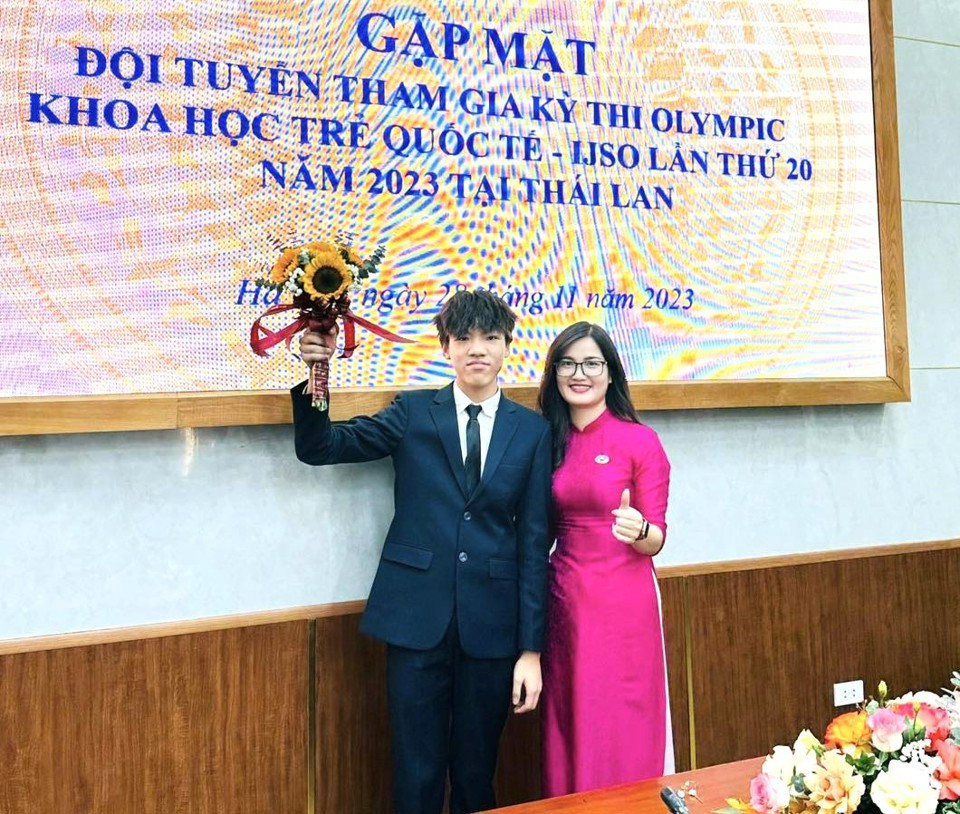 Hoàng Phạm Minh Khánh, học sinh giành Huy chương bạc tại IJSO 2023 cùng cô Hiệu trưởng Hoàng Thị Mận.