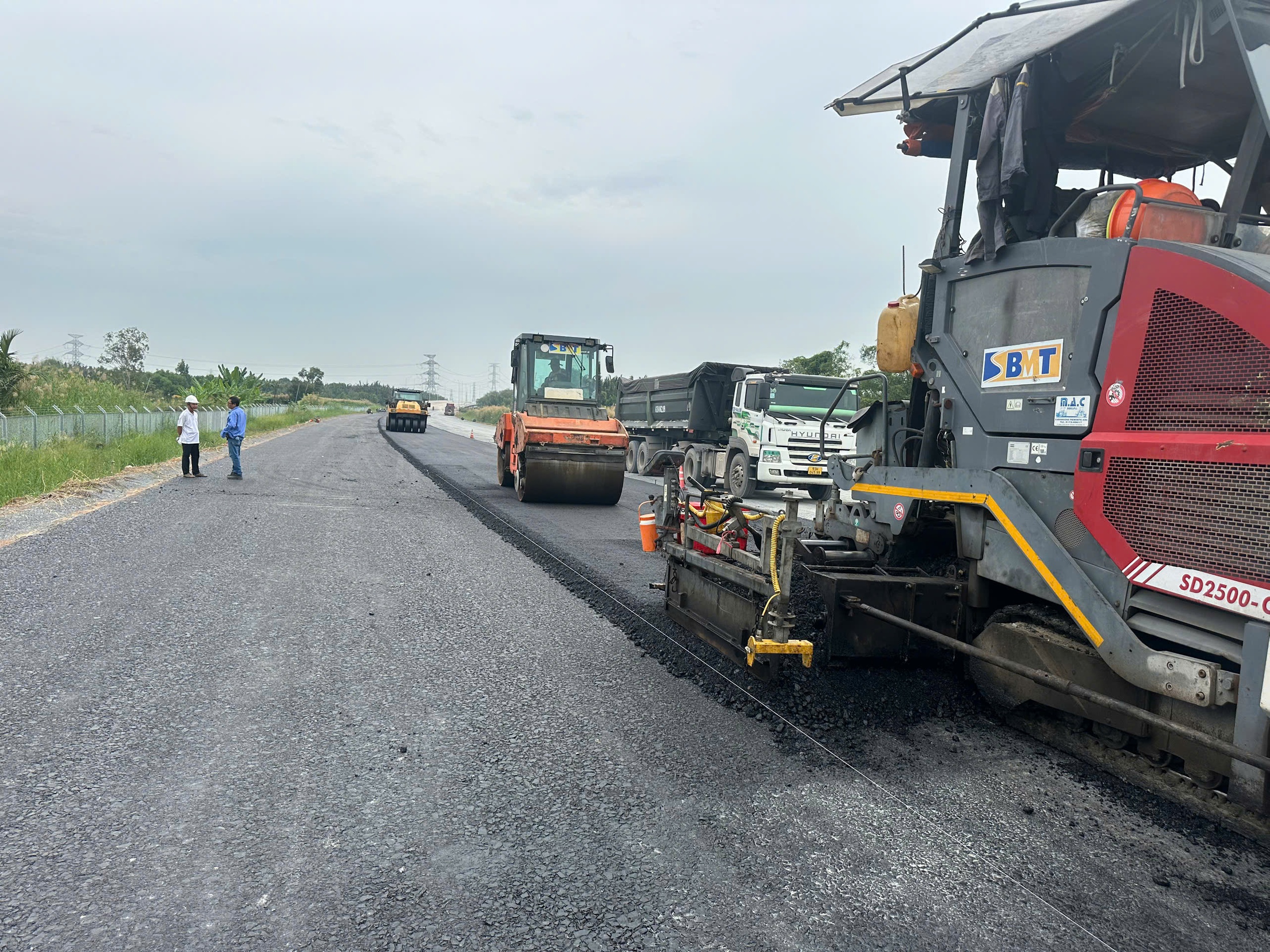 Thông xe 22km đoạn phía Tây cao tốc Bến Lức - Long Thành dịp 30/4/2025- Ảnh 3. Thông xe 22km đoạn phía Tây cao tốc Bến Lức - Long Thành dịp 30/4/2025- Ảnh 3.