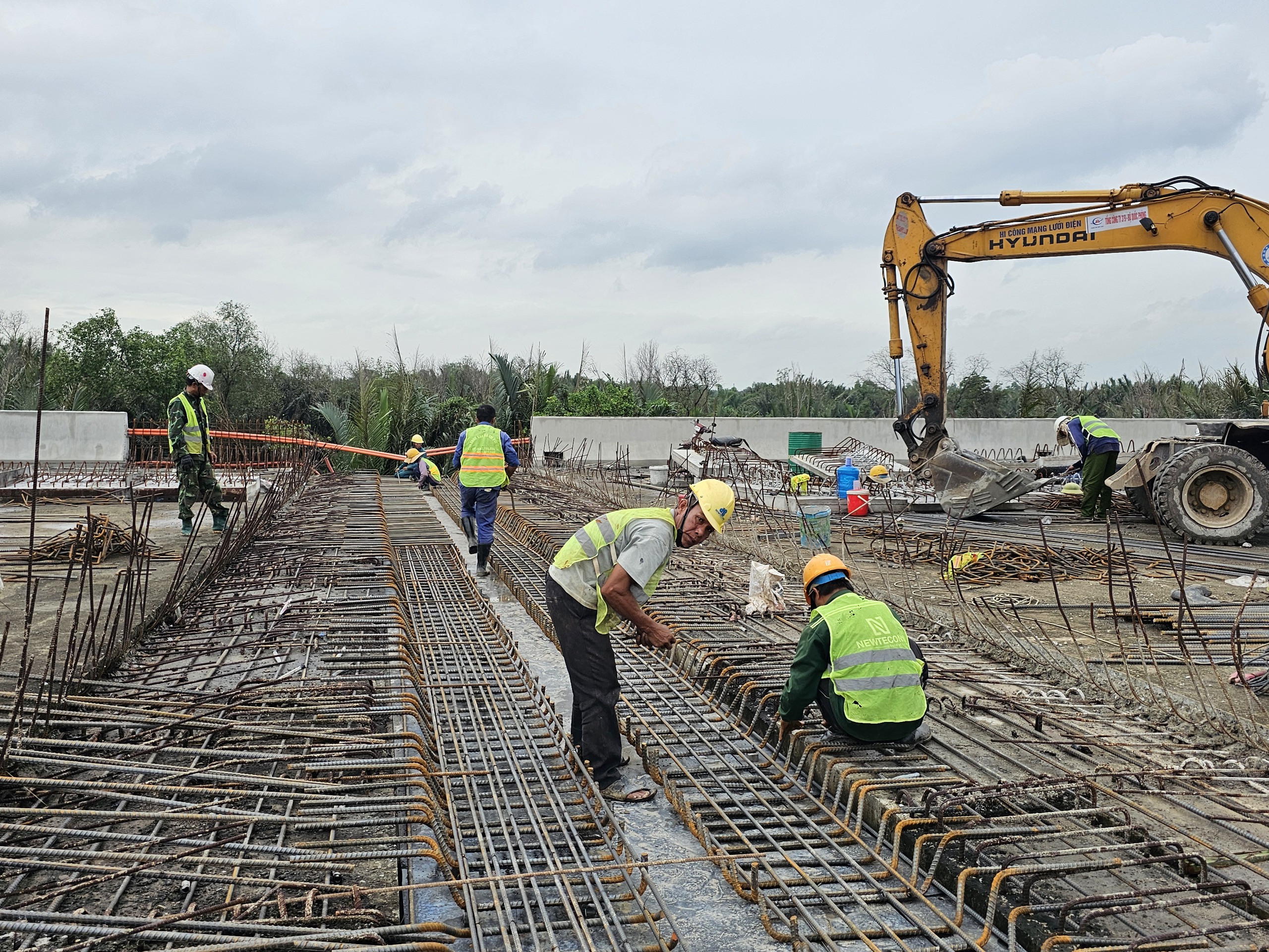 Thông xe 22km đoạn phía Tây cao tốc Bến Lức - Long Thành dịp 30/4/2025- Ảnh 4. Thông xe 22km đoạn phía Tây cao tốc Bến Lức - Long Thành dịp 30/4/2025- Ảnh 4.