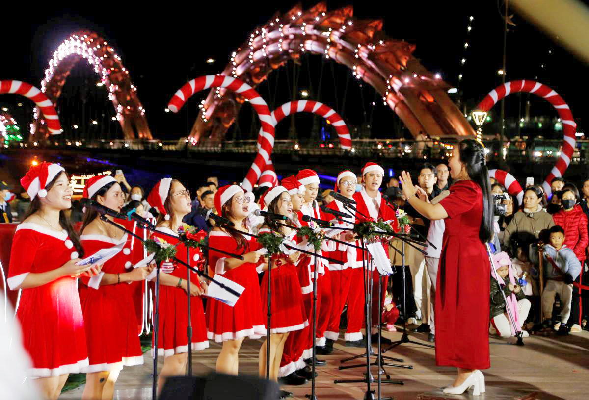 Hoa hậu Quốc tế Huỳnh Thị Thanh Thủy diễu hành cùng hơn 100 ông già Noel- Ảnh 2. giáng sinh