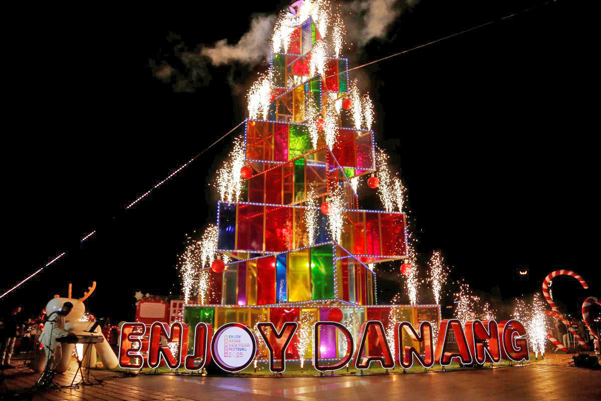 Hoa hậu Quốc tế Huỳnh Thị Thanh Thủy diễu hành cùng hơn 100 ông già Noel- Ảnh 3. giáng sinh