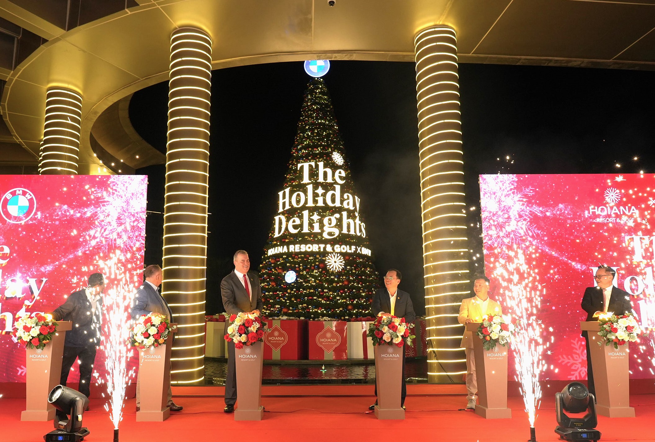 Hoa hậu Quốc tế Huỳnh Thị Thanh Thủy diễu hành cùng hơn 100 ông già Noel- Ảnh 4. Hoa hậu Quốc tế Huỳnh Thị Thanh Thủy diễu hành cùng hơn 100 ông già Noel- Ảnh 4.