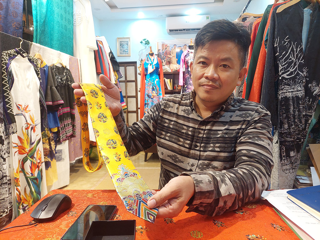 Nhất nghệ tinh: Quảng bá di sản trên tà áo dài- Ảnh 2. Nhất nghệ tinh: Quảng bá di sản trên tà áo dài- Ảnh 2.