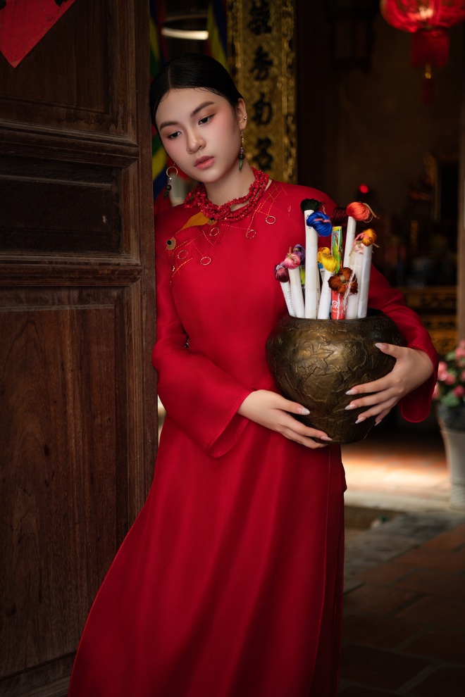 Tôn vinh nghề thêu Hà Nội qua bộ sưu tập áo dài 'Đường thêu của mẹ'- Ảnh 3. Tôn vinh nghề thêu Hà Nội qua bộ sưu tập áo dài 'Đường thêu của mẹ'- Ảnh 3.