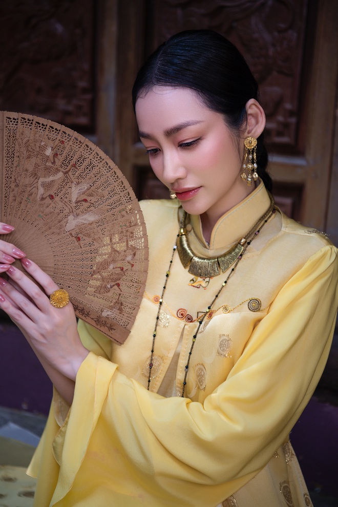 Tôn vinh nghề thêu Hà Nội qua bộ sưu tập áo dài 'Đường thêu của mẹ'- Ảnh 6. Tôn vinh nghề thêu Hà Nội qua bộ sưu tập áo dài 'Đường thêu của mẹ'- Ảnh 6.