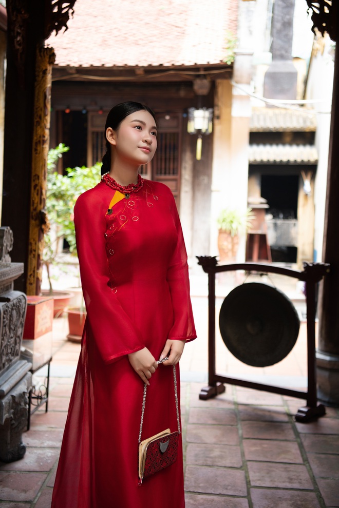 Tôn vinh nghề thêu Hà Nội qua bộ sưu tập áo dài 'Đường thêu của mẹ'- Ảnh 9. Tôn vinh nghề thêu Hà Nội qua bộ sưu tập áo dài 'Đường thêu của mẹ'- Ảnh 9.