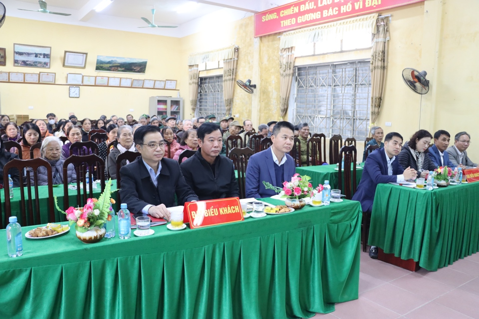 Các đảng viên tham dự buổi sinh hoạt chuyên đề tại Chi bộ thôn Phong Triều, xã Nam Triều