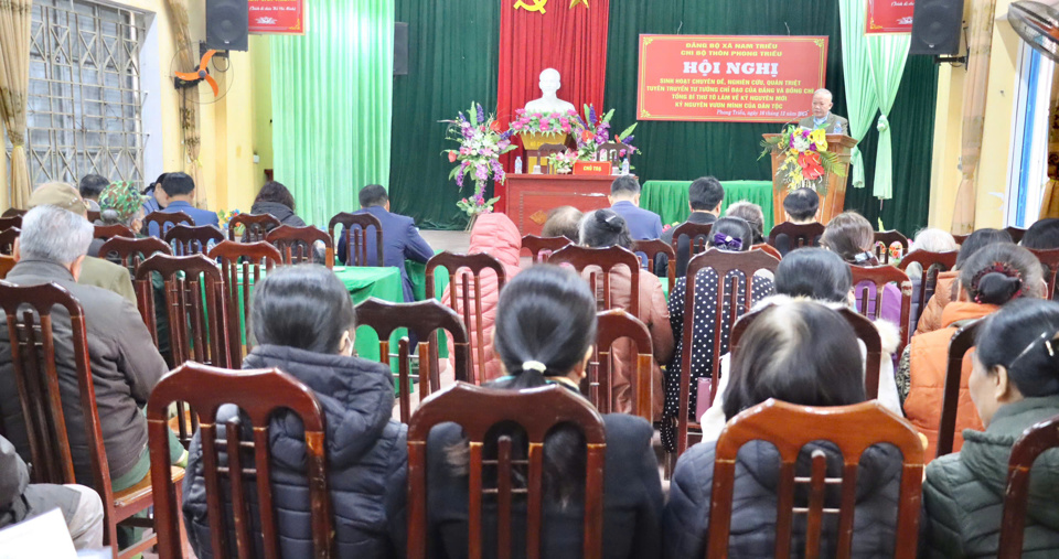 Quang cảnh buổi sinh hoạt chuyên đề tại Chi bộ thôn Phong Triều, xã Nam Triều