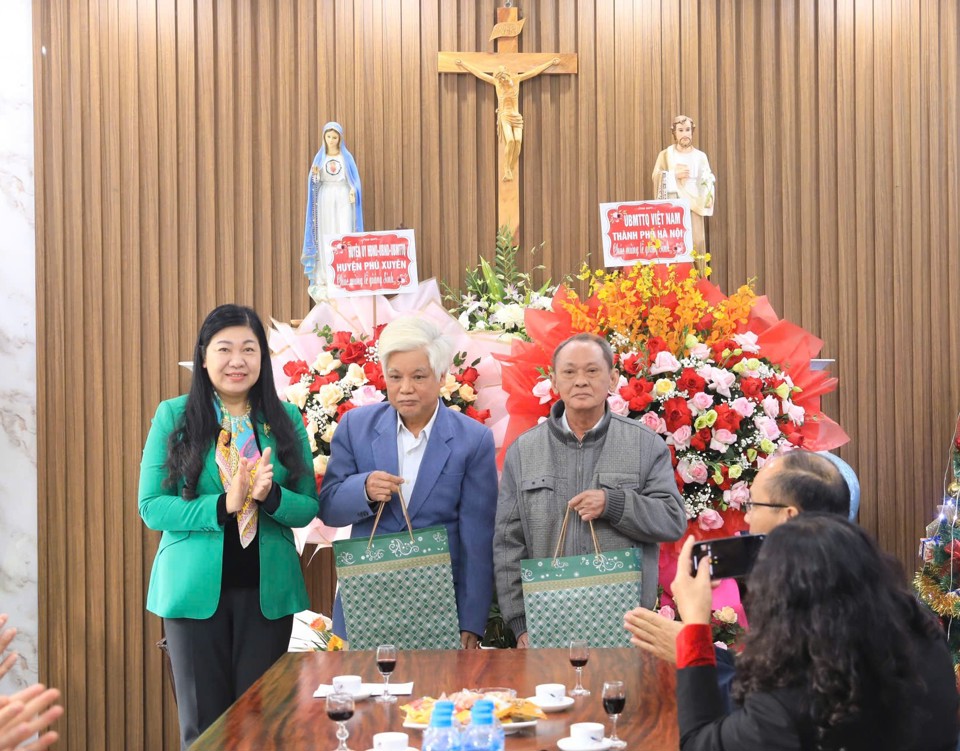 Chủ tịch Ủy ban Mặt trận Tổ quốc Việt Nam TP Hà Nội Nguyễn Lan Hương trao tặng quà tới các hộ gia đình chính sách