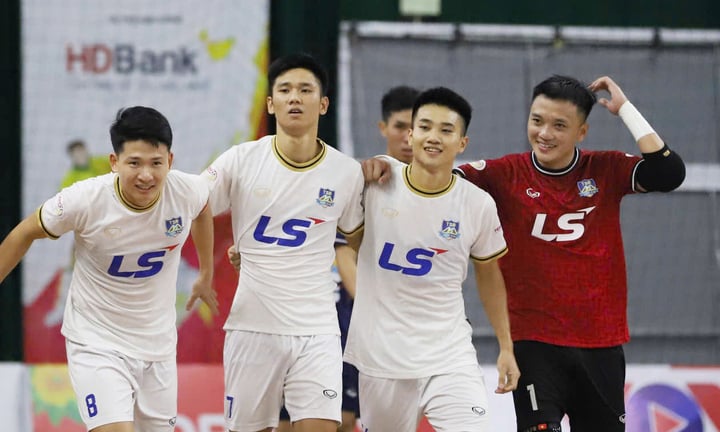 Các cầu thủ Thái Sơn Bắc liên tục ghi bàn khi đối thủ chơi power-play bỏ trống khung thành.