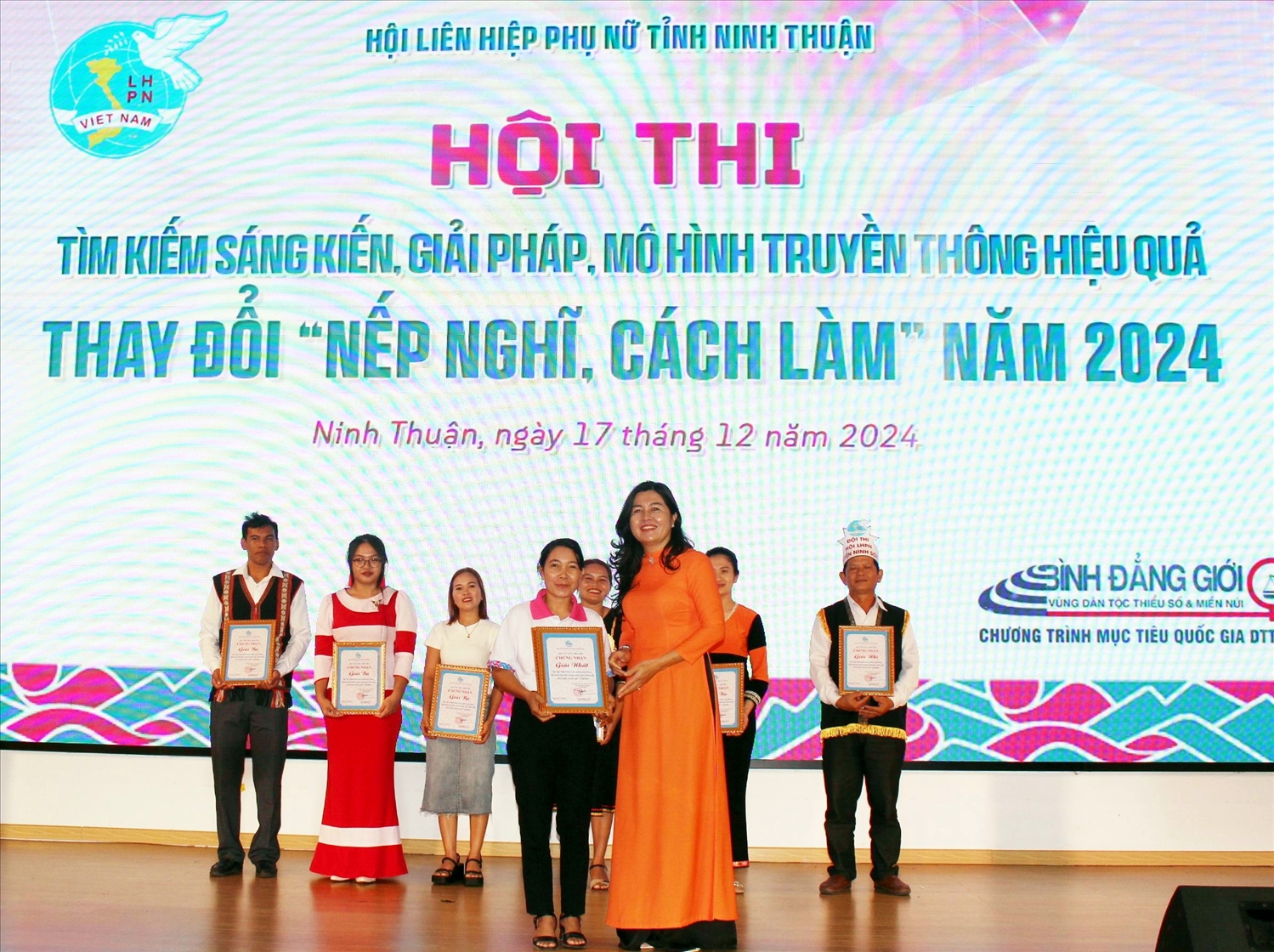 Bà Phan Thị Ngân Hạnh, Chủ tịch Hội LHPN tỉnh Ninh Thuận trao Giấy chứng nhận cho đơn vị đạt giải Nhất Hội thi. Bà Phan Thị Ngân Hạnh, Chủ tịch Hội LHPN tỉnh Ninh Thuận trao Giấy chứng nhận cho đơn vị đạt giải Nhất Hội thi.