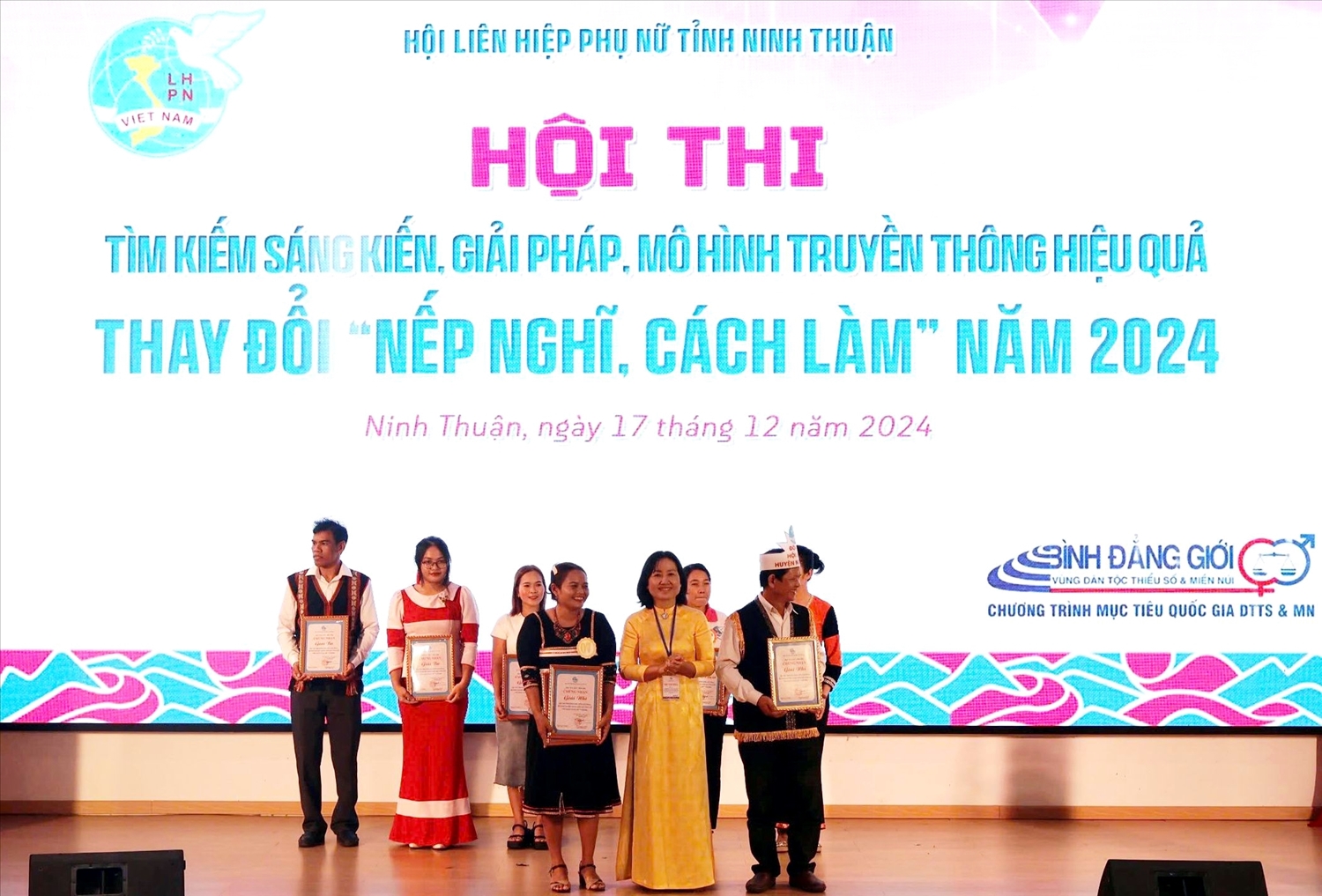 Bà Lê Thị Hậu, Phó Chủ tịch Hội LHPN tỉnh Ninh Thuận trao Giấy chứng nhận cho đơn vị giải Nhì Hội thi. Bà Lê Thị Hậu, Phó Chủ tịch Hội LHPN tỉnh Ninh Thuận trao Giấy chứng nhận cho đơn vị giải Nhì Hội thi.