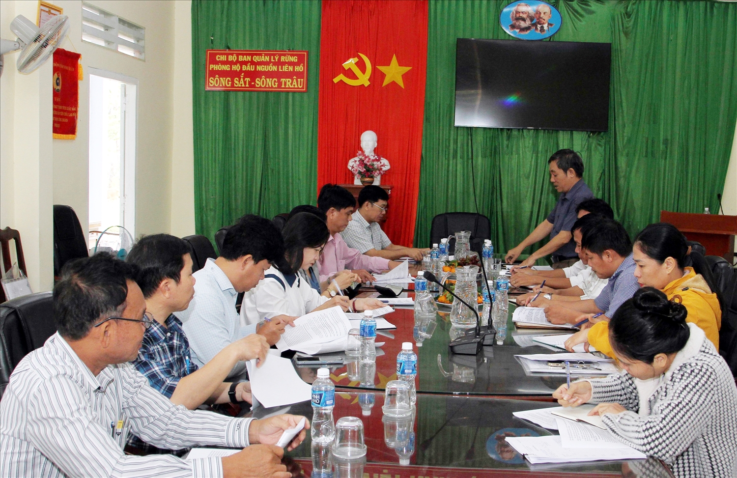 Lãnh đạo Ban Quản lý Rừng phòng hộ đầu nguồn liên hồ Sông Sắt-Sông Trâu báo cáo kết quả thực hiện Dự án 3 Chương trình MTTQ 1719. Lãnh đạo Ban Quản lý Rừng phòng hộ đầu nguồn liên hồ Sông Sắt-Sông Trâu báo cáo kết quả thực hiện Dự án 3 Chương trình MTTQ 1719.