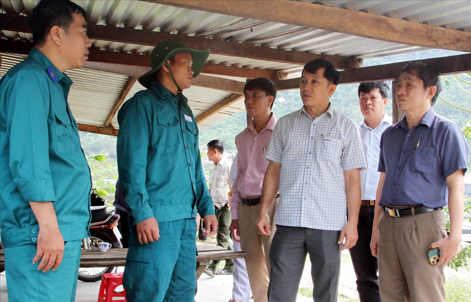 Ông Bạch Văn Dương, Phó Trưởng Ban Dân tộc tỉnh Ninh Thuận (áo ca rô) cùng các thành viên Đoàn giám sát trao đổi với hộ dân tại chốt bảo vệ rừng thôn Tà Lú, xã Phước Đại, huyện Bác Ái. Ông Bạch Văn Dương, Phó Trưởng Ban Dân tộc tỉnh Ninh Thuận (áo ca rô) cùng các thành viên Đoàn giám sát trao đổi với hộ dân tại chốt bảo vệ rừng thôn Tà Lú, xã Phước Đại, huyện Bác Ái.