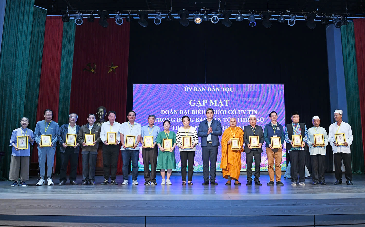 Thứ trưởng, Phó Chủ nhiệm Y Vinh Tơr tặng quà lưu niệm của UBDT cho các đại biểu Thứ trưởng, Phó Chủ nhiệm Y Vinh Tơr tặng quà lưu niệm của UBDT cho các đại biểu