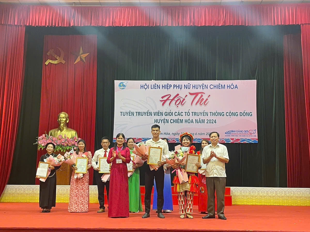 Bà Lê Thị Thanh Tâm, Chủ tịch Hội LHPN huyện Chiêm Hoá trao giải cho các đội đạt giải Hội thi tuyên truyền viên giỏi các tổ truyền thông cộng đồng huyện Chiêm Hóa năm 2024 Bà Lê Thị Thanh Tâm, Chủ tịch Hội LHPN huyện Chiêm Hoá trao giải cho các đội đạt giải Hội thi tuyên truyền viên giỏi các tổ truyền thông cộng đồng huyện Chiêm Hóa năm 2024