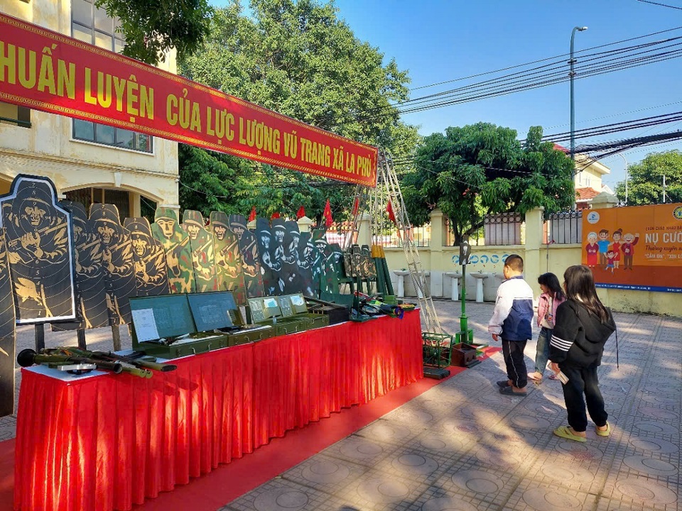 Trẻ em xã La Phù xem các mô hình trưng bày trong Ngày hội Quốc phòng toàn dân năm 2024.