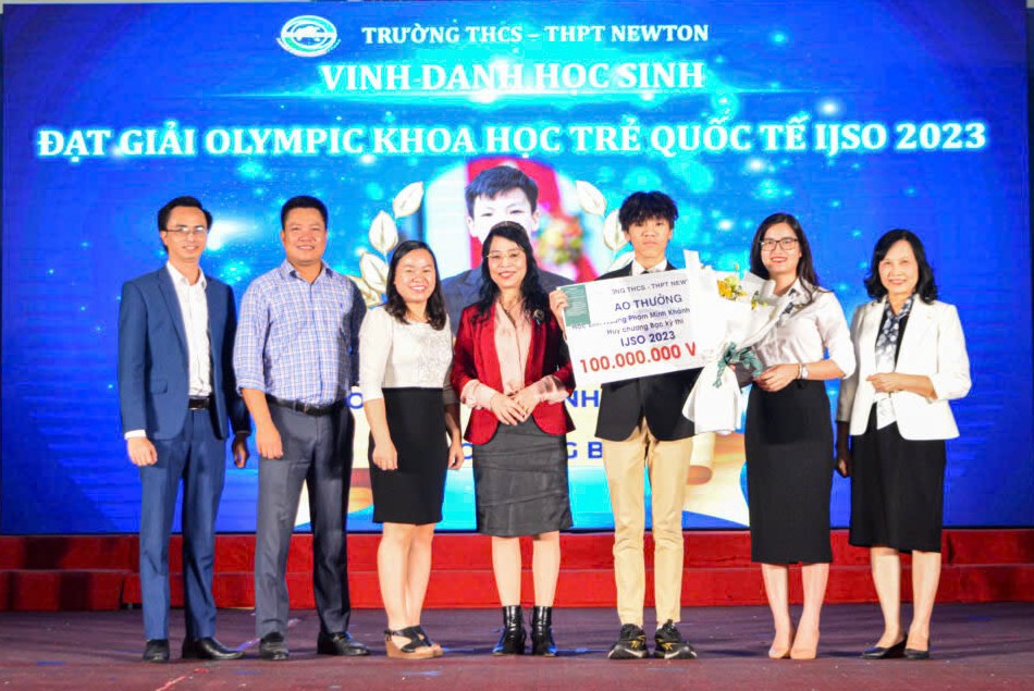 Năm 2023, Trường Newton từng trao phần thưởng 100 triệu đồng cho học sinh Hoàng Phạm Minh Khánh- Huy chương Bạc Olympic Khoa học trẻ quốc tế 2023.