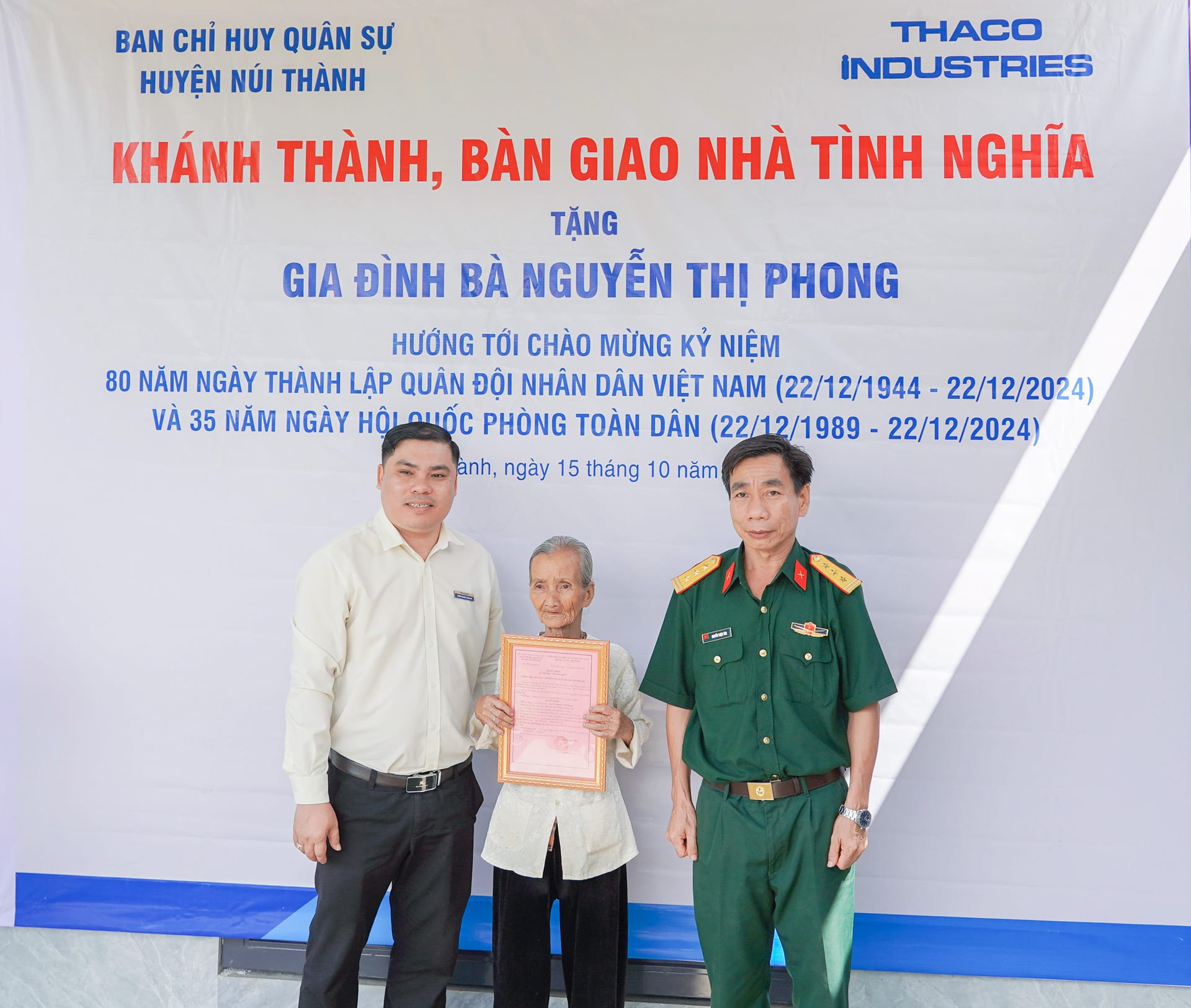 Trao quyết định bàn giao nhà tình nghĩa cho bà Nguyễn Thị Phong (xã Tam Sơn, huyện Núi Thành) 1