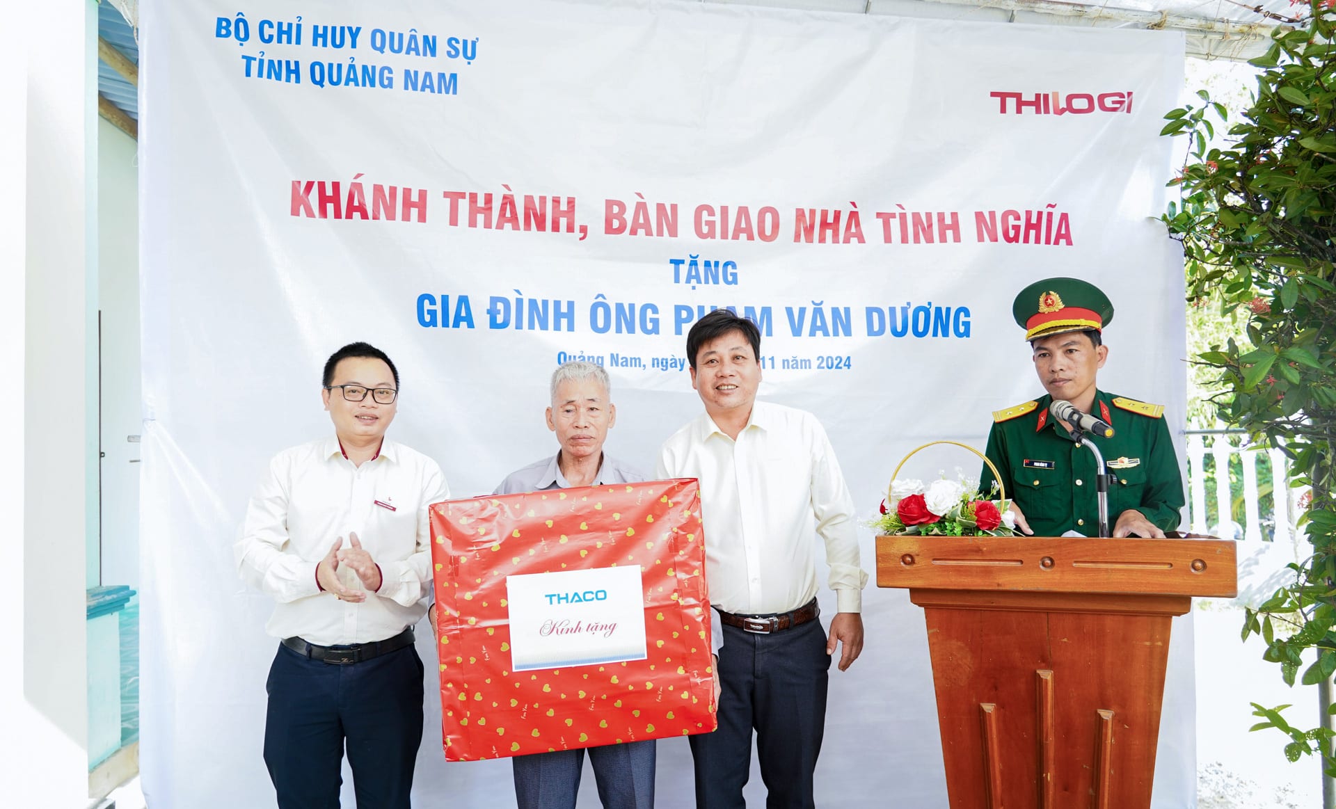 Bàn giao nhà và trao quà cho ông Phạm Văn Dương (xã Bình Đào, huyện Thăng Bình) 3