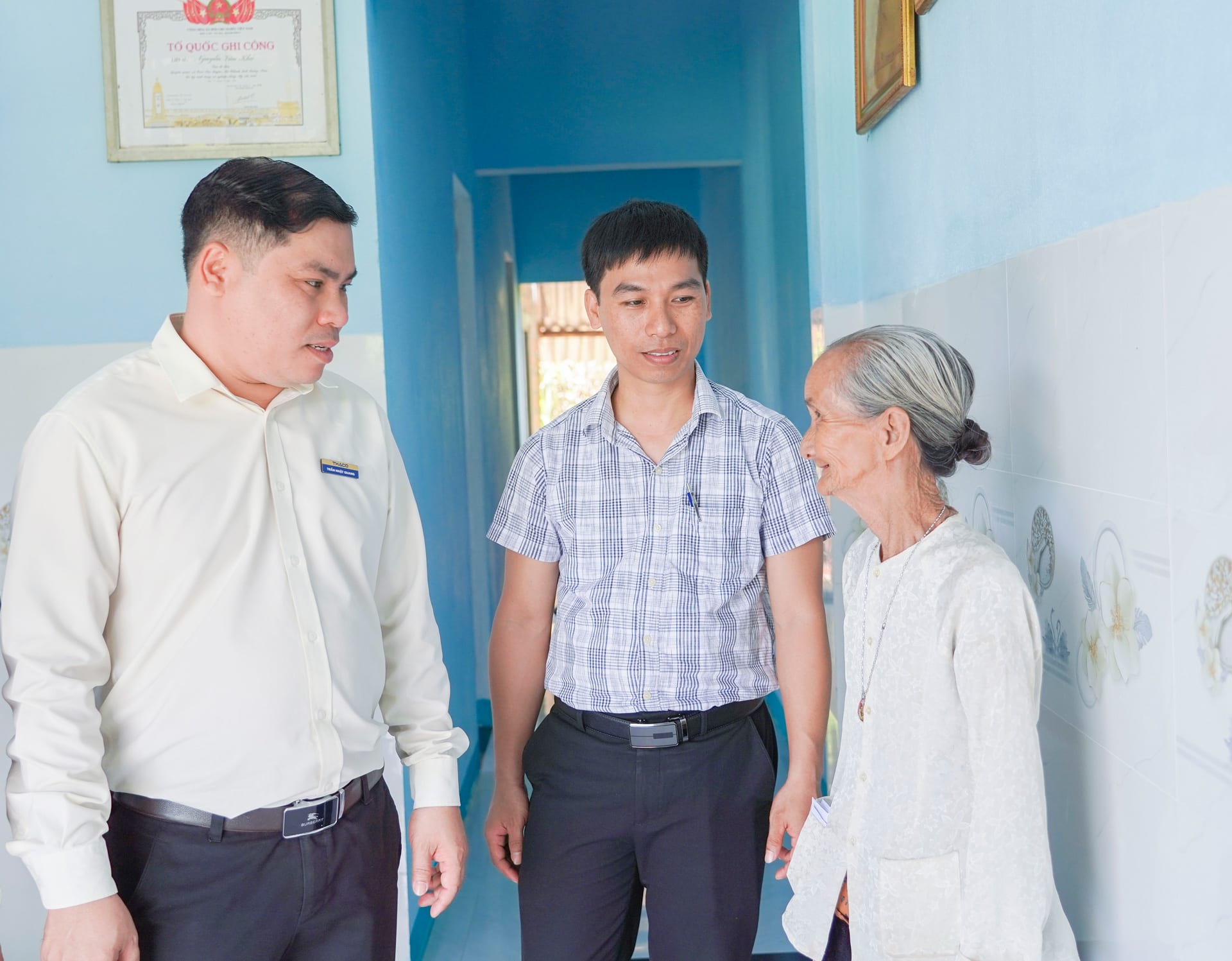 Lãnh đạo THACO Chu Lai trò chuyện, động viên gia đình bà Nguyễn Thị Phong 5