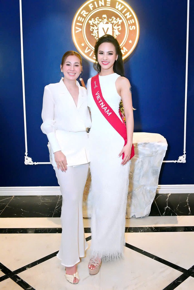 CEO Nie Phạm tỏa sáng rạng rỡ bên dàn mỹ nhân Miss Charm - Ảnh 4. CEO Nie Phạm tỏa sáng rạng rỡ bên dàn mỹ nhân Miss Charm - Ảnh 4.