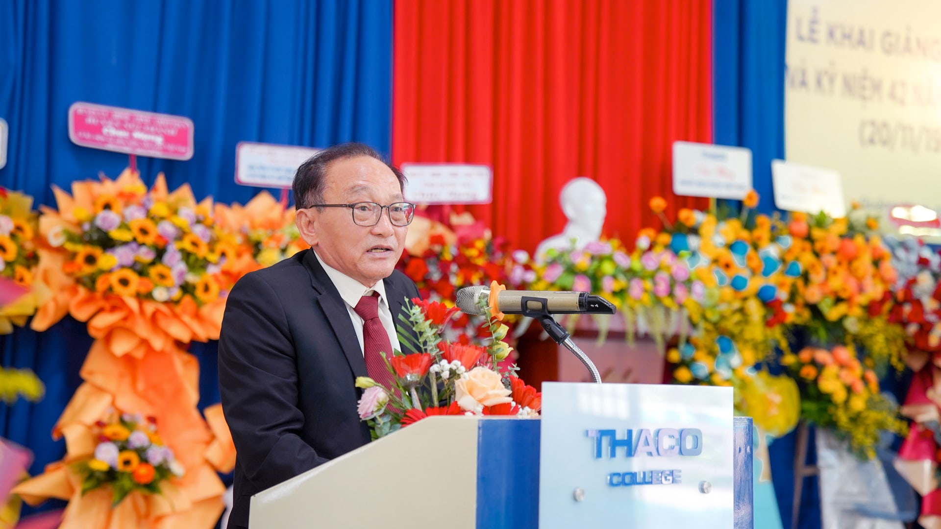 Thầy Phan Tiềm - Hiệu trường trường Cao đẳng THACO phát biểu tại Lễ khai giảng 2
