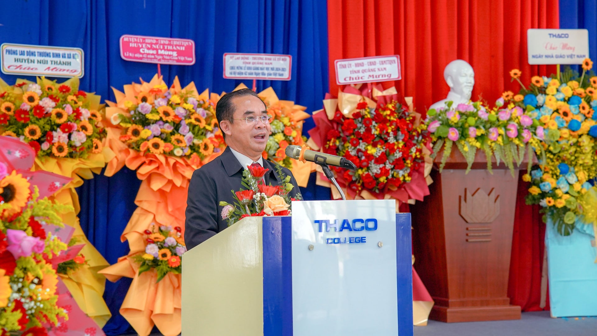 Ông Trần Anh Tuấn - Phó Chủ tịch UBND tỉnh ghi nhận những kết quả đã đạt được của nhà trường trong năm học vừa qua 5