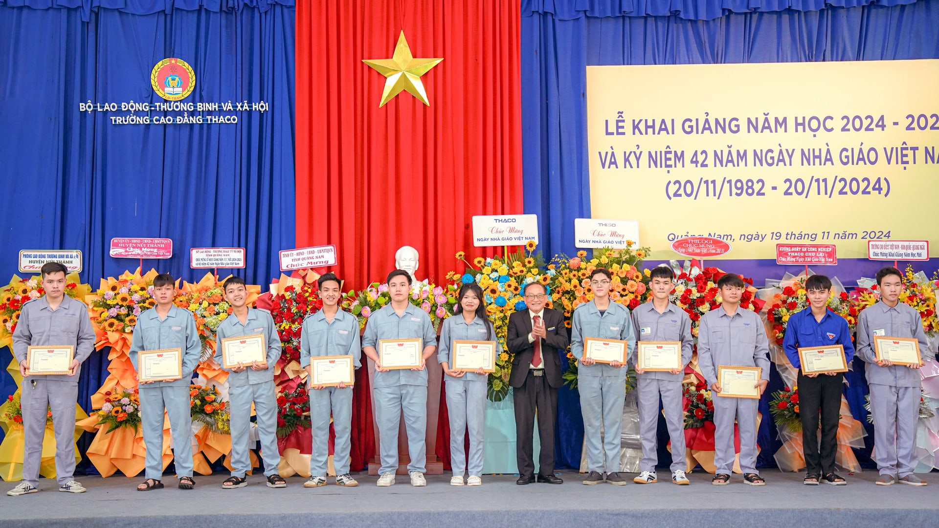 Khen thưởng các học sinh, sinh viên xuất sắc trong năm học 2023 - 2024 9