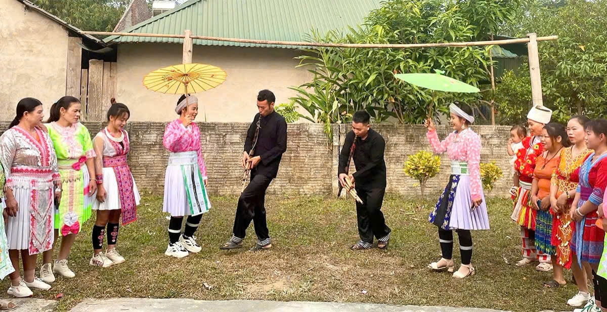 Buổi sinh hoạt của CLB văn hóa dân gian dân tộc Mông thôn 8 Minh Tiến, xã Minh Hương (Hàm Yên). Buổi sinh hoạt của CLB văn hóa dân gian dân tộc Mông thôn 8 Minh Tiến, xã Minh Hương (Hàm Yên).