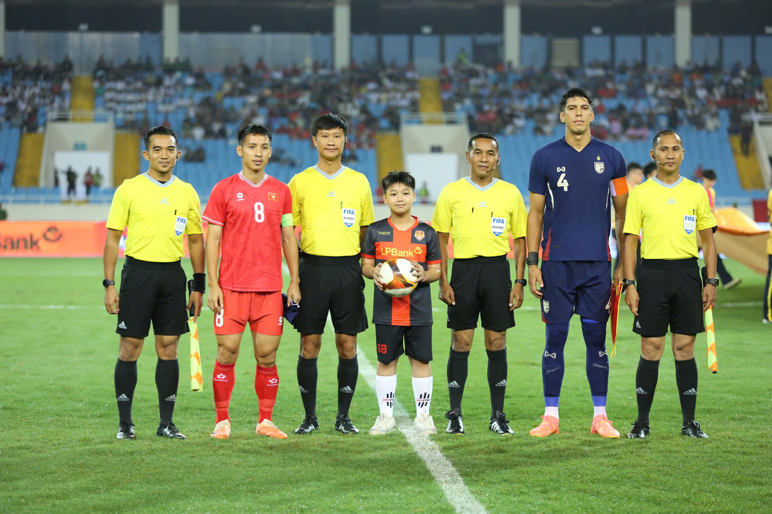 AFF Cup 2024: Trọng tài Việt Nam tăng đột biến, VAR được điều hành độc đáo chưa từng thấy- Ảnh 2. AFF Cup 2024: Trọng tài Việt Nam tăng đột biến, VAR được điều hành độc đáo chưa từng thấy- Ảnh 2.