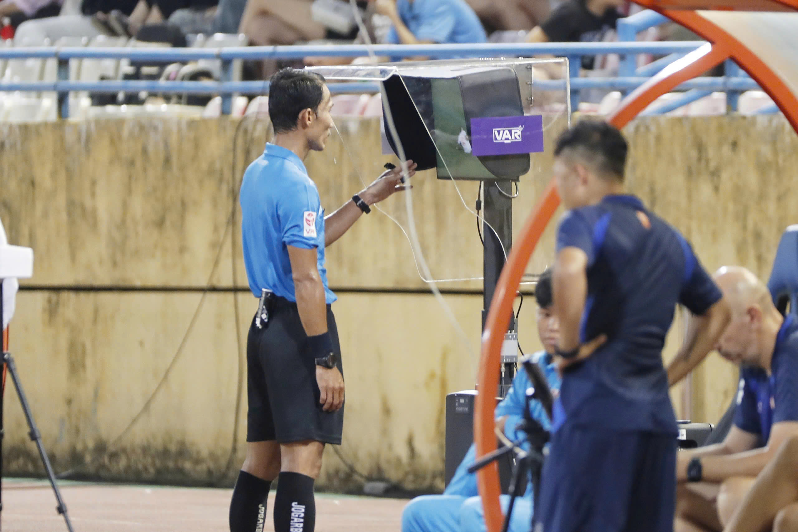 AFF Cup 2024: Trọng tài Việt Nam tăng đột biến, VAR được điều hành độc đáo chưa từng thấy- Ảnh 3. AFF Cup 2024: Trọng tài Việt Nam tăng đột biến, VAR được điều hành độc đáo chưa từng thấy- Ảnh 3.