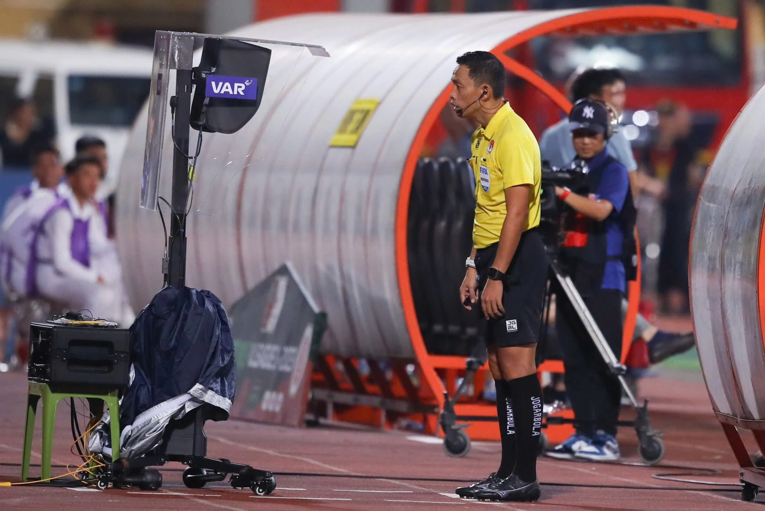 AFF Cup 2024: Trọng tài Việt Nam tăng đột biến, VAR được điều hành độc đáo chưa từng thấy- Ảnh 4. AFF Cup 2024: Trọng tài Việt Nam tăng đột biến, VAR được điều hành độc đáo chưa từng thấy- Ảnh 4.