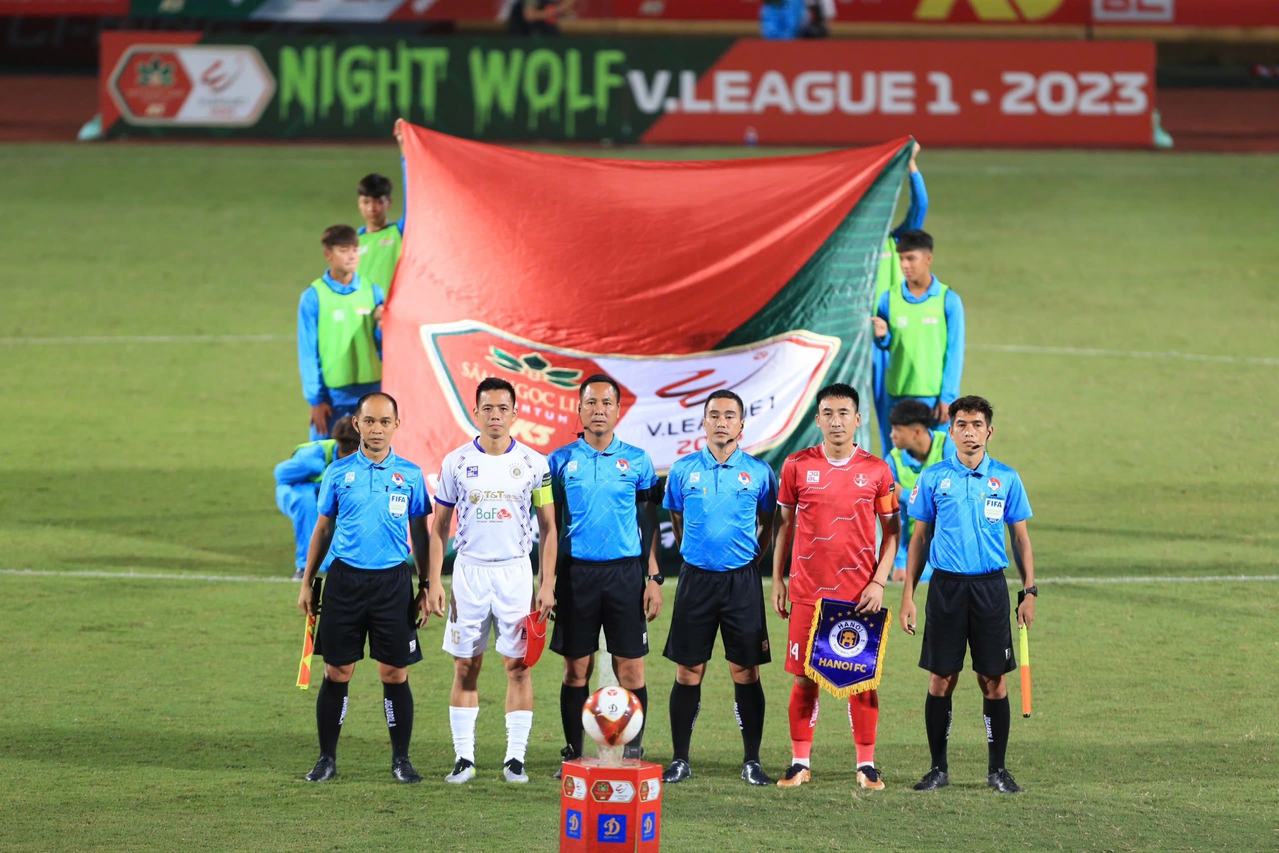 AFF Cup 2024: Trọng tài Việt Nam tăng đột biến, VAR được điều hành độc đáo chưa từng thấy- Ảnh 5. AFF Cup 2024: Trọng tài Việt Nam tăng đột biến, VAR được điều hành độc đáo chưa từng thấy- Ảnh 5.