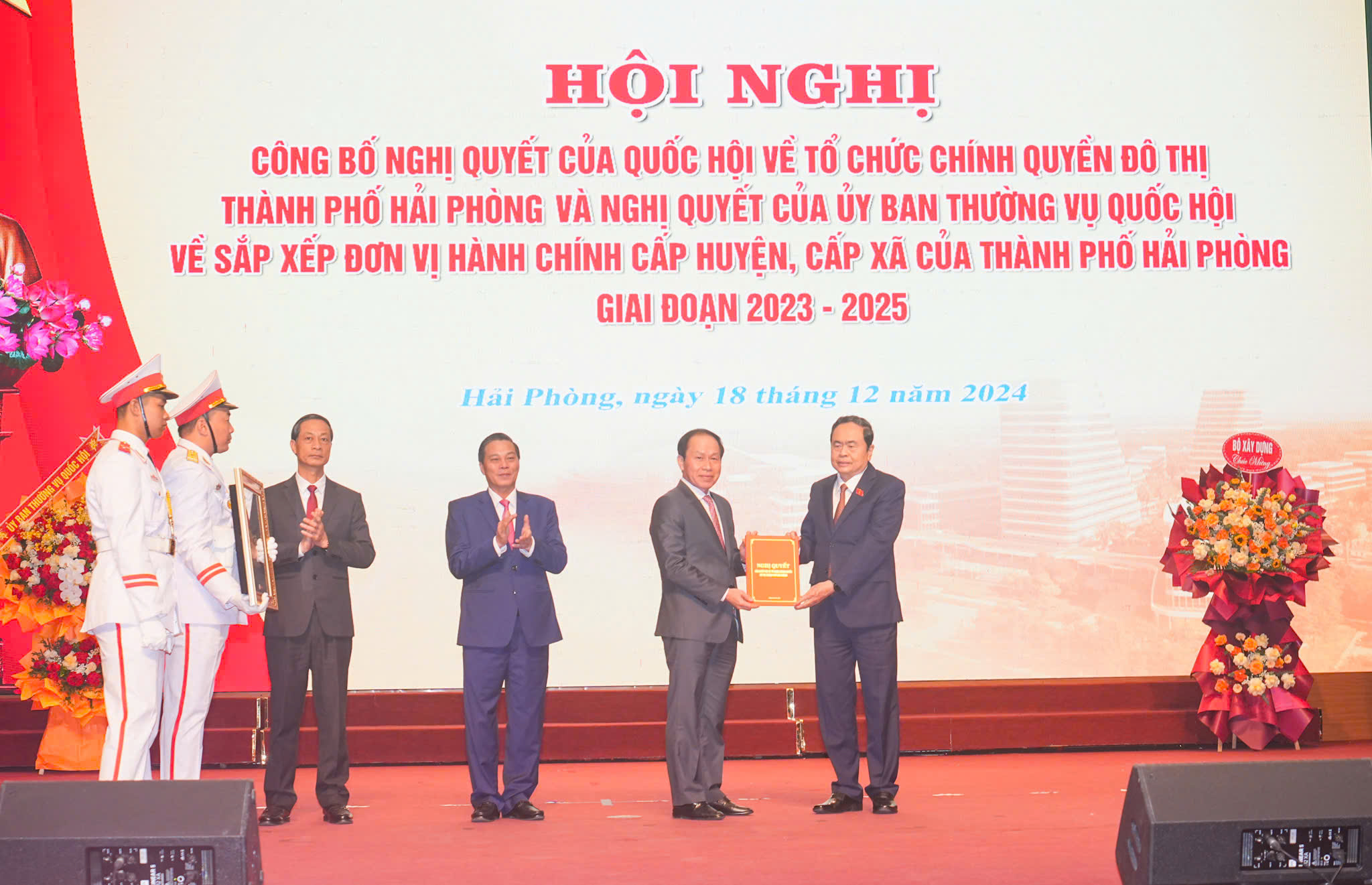 Chủ tịch Quốc hội trao nghị quyết về tổ chức chính quyền đô thị TP Hải Phòng - Ảnh 2. Chủ tịch Quốc hội trao nghị quyết về tổ chức chính quyền đô thị TP Hải Phòng - Ảnh 2.
