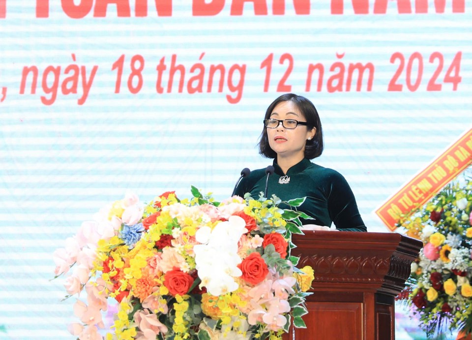 Chủ tịch UBND phường Vĩnh Phúc Ngô Thị Thúy Lan đọc diễn văn kỷ niệm.