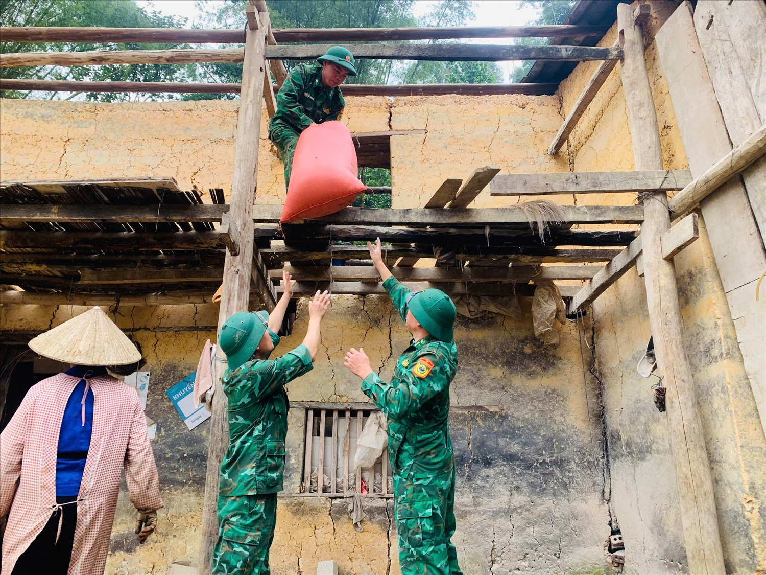 Đồn Biên phòng Nghĩa Thuận, Bộ đội Biên phòng tỉnh hỗ trợ Nhân dân xóa nhà tạm, nhà dột nát tại huyện Quản Bạ Đồn Biên phòng Nghĩa Thuận, Bộ đội Biên phòng tỉnh hỗ trợ Nhân dân xóa nhà tạm, nhà dột nát tại huyện Quản Bạ