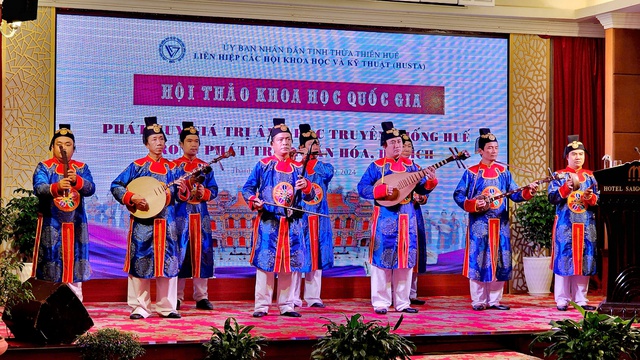 Phát huy giá trị Âm nhạc truyền thống Huế trong phát triển văn hóa, du lịch - Ảnh 2. Phát huy giá trị Âm nhạc truyền thống Huế trong phát triển văn hóa, du lịch - Ảnh 2.