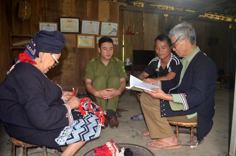 Ông Bàn Văn Thân (bên phải) Người có uy tín tiêu biểu ở xã Vầy Nưa, huyện Đà Bắc phát huy tốt vai trò của mình trong việc góp phần giữ gìn an ninh trật tự ở địa phương và bảo tồn bản sắc văn hóa dân tộc Dao. Ông Bàn Văn Thân (bên phải) Người có uy tín tiêu biểu ở xã Vầy Nưa, huyện Đà Bắc phát huy tốt vai trò của mình trong việc góp phần giữ gìn an ninh trật tự ở địa phương và bảo tồn bản sắc văn hóa dân tộc Dao.