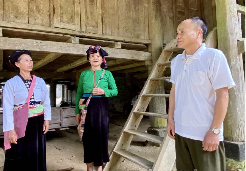 Ông Xa Văn Tiến, Người có uy tín, Trưởng dòng họ Xa Sình Vi Quản trao đổi với người dân trong dòng họ về thực hiện các chủ trương, đường lối, chính sách pháp luật của Đảng và Nhà nước. Ông Xa Văn Tiến, Người có uy tín, Trưởng dòng họ Xa Sình Vi Quản trao đổi với người dân trong dòng họ về thực hiện các chủ trương, đường lối, chính sách pháp luật của Đảng và Nhà nước.