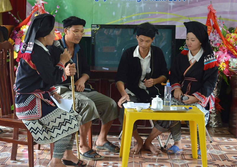 Xã Tú Lý (huyện Đà Bắc) đa dạng hình thức tuyên truyền pháp luật về hôn nhân và gia đình, phòng chống tảo hôn bằng hình thức sân khấu hóa. Xã Tú Lý (huyện Đà Bắc) đa dạng hình thức tuyên truyền pháp luật về hôn nhân và gia đình, phòng chống tảo hôn bằng hình thức sân khấu hóa.