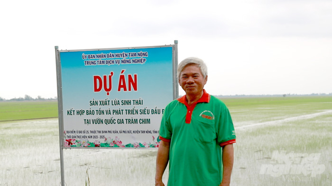 anh-3-145952_695-145952.jpg Nông dân Nguyễn Văn Mẫn (xã Phú Đức, huyện Tam Nông) trên cánh đồng lúa sinh thái. Ảnh: Lê Hoàng Vũ.