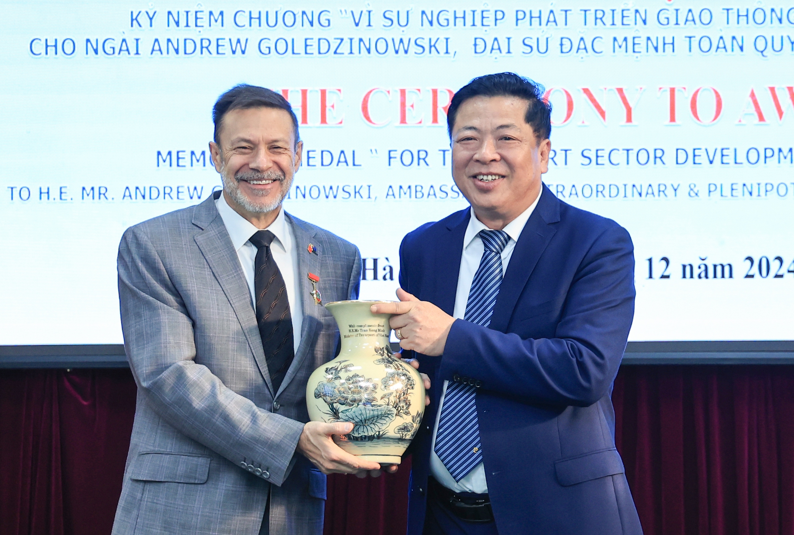 Bộ GTVT tặng Kỷ niệm chương cho Đại sứ Australia tại Việt Nam- Ảnh 2. Bộ GTVT tặng Kỷ niệm chương cho Đại sứ Australia tại Việt Nam- Ảnh 2.